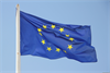 blaue Europaflagge mit kreisförmig angeordneten goldenen Sternen