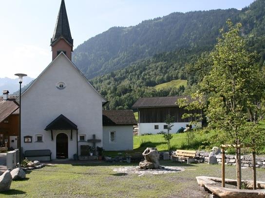 Dorfplatz mit Kirche Latz