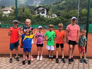 Kinder des TC Nenzing vor der Tennisanlage