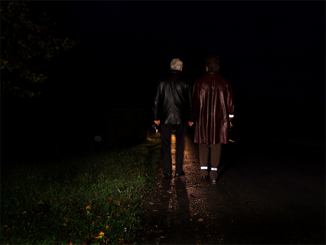 zwei in der Dunkelheit spazierende Menschen