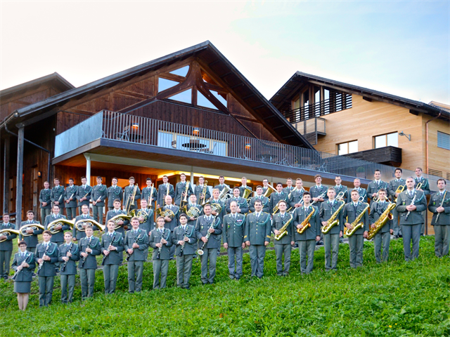 Musikanten der Militärmusk Vorarlberg auf einer Wiese