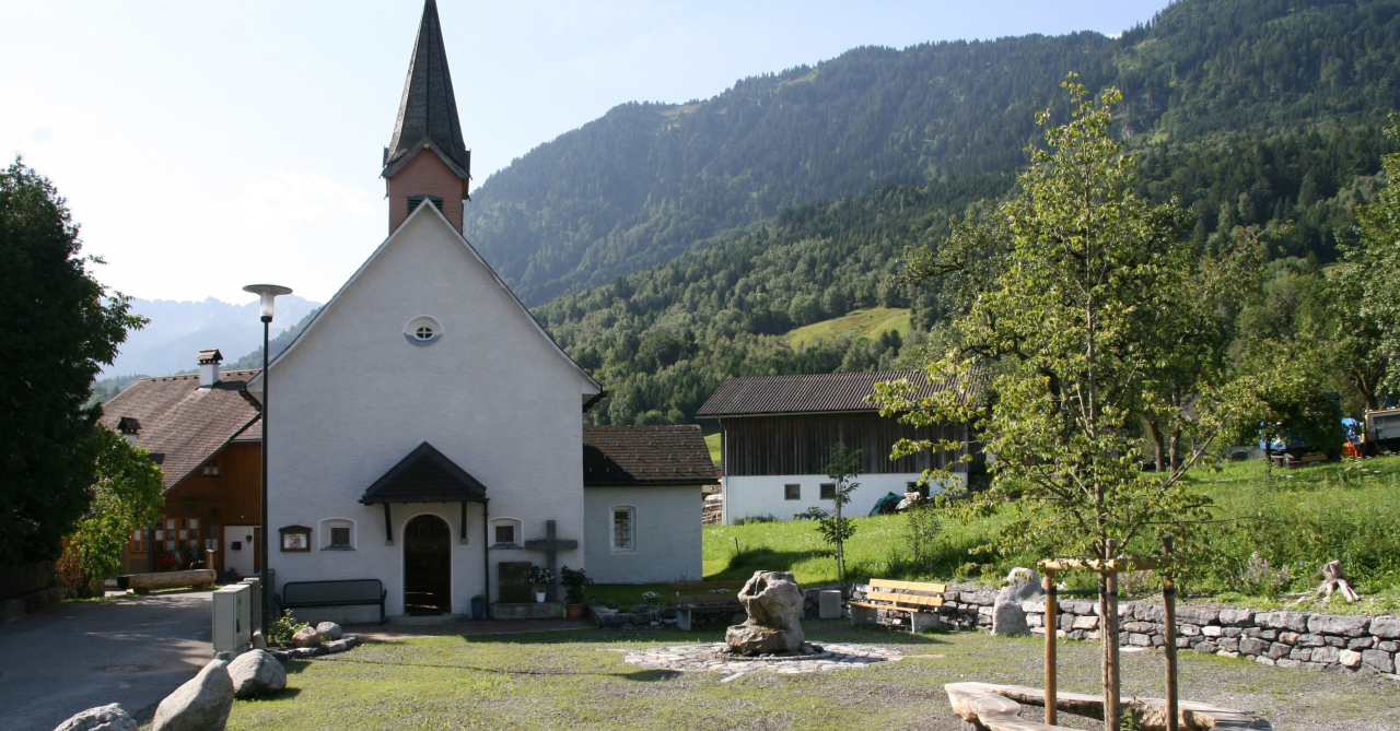 Kirche am Dorfplatz in Latz